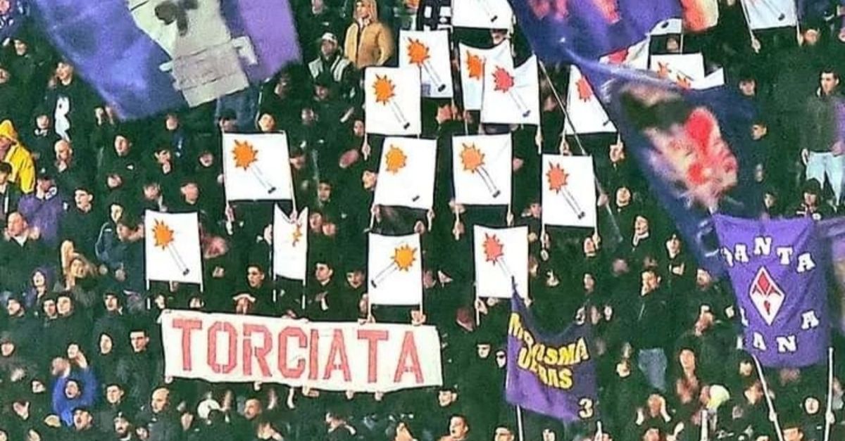 Fiorentina La Curva Viola Riempie Il Settore Di Torce Lanciando Una