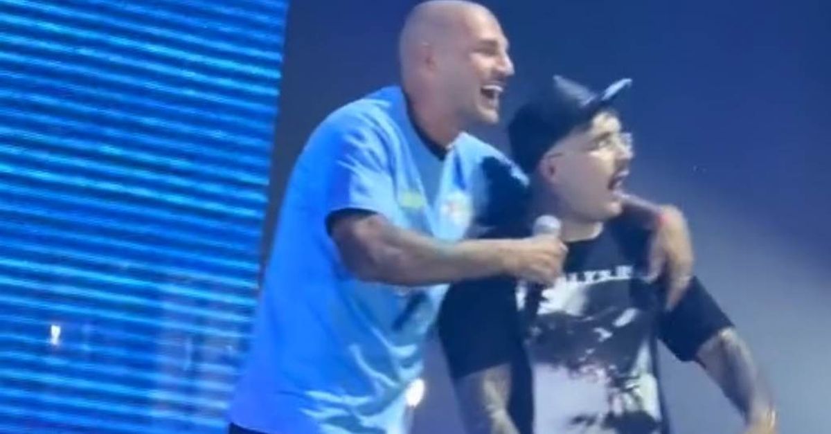 VIDEO Cannavaro Presente Al Concerto Di Geolier Intonato Linno Del