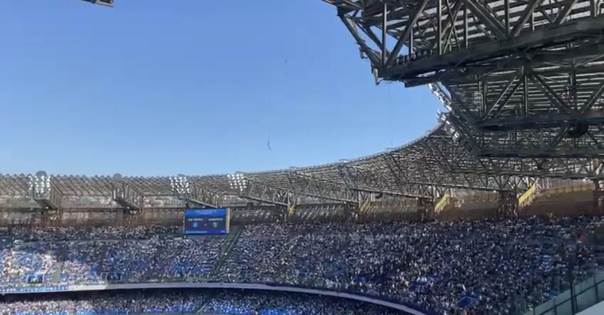 Video Il Maradona Carico I Tifosi Cantano La Mano De Dios Calcio