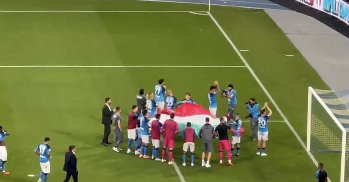 Video Il Napoli Fa Il Giro Di Campo Poi Espone Il Tricolore Sotto La