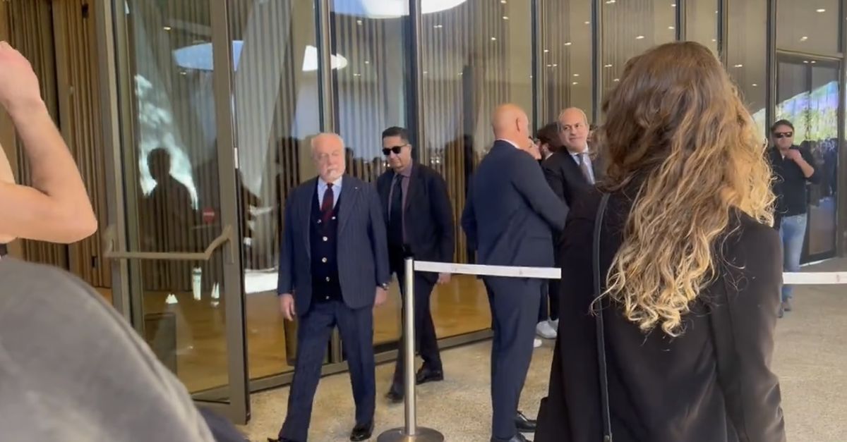 Camera ardente Joe Barone cè anche De Laurentiis con una delegazione