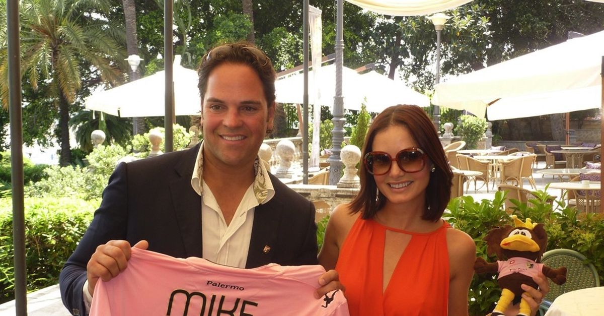 Foto Il Campione Mike Piazza A Palermo Con La Maglia Rosanero Mediagol