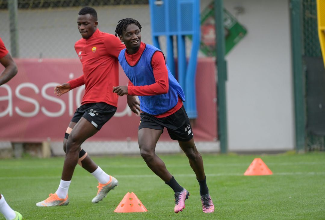 Trigoria Roma In Campo Per Preparare La Trasferta Di Firenze Foto