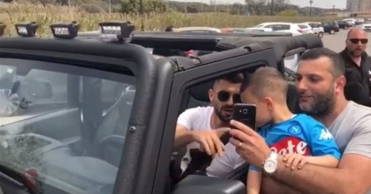 Napoli I Calciatori Si Fermano Per Foto Con I Bambini E Autografi