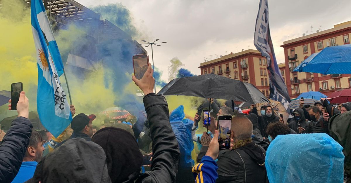 Video Cori Dei Tifosi Del Napoli E Del Boca Juniors Contro Il River