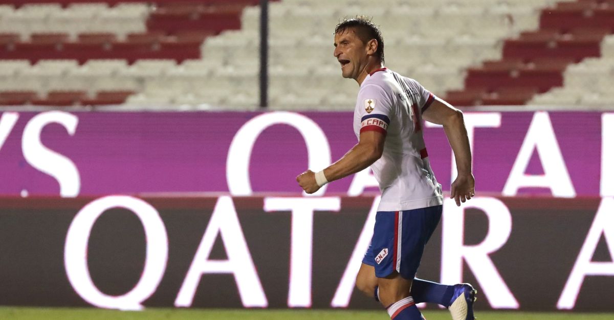 Uruguay Ex Catania Per Distrarre Il Portiere In Barriera Bergessio