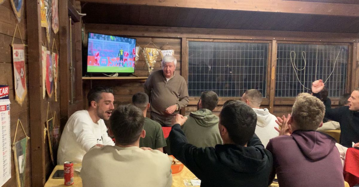 Leste Fa Quadrato Cena Tra Squadra E Dirigenti E I Giocatori