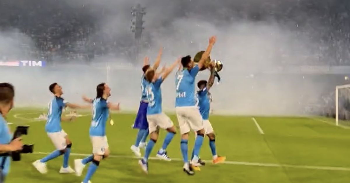 VIDEO Il Napoli Corre Sotto La Curva Con La Coppa Scudetto Calcio