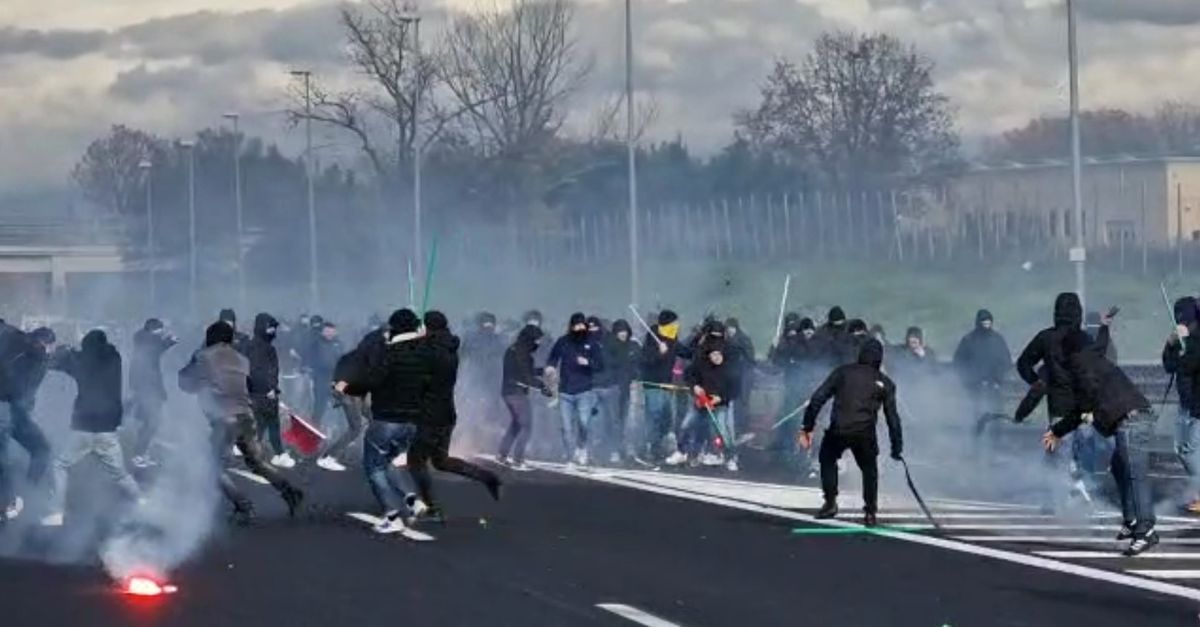 Scontri Ultras Napoli Roma Al Via Le Indagini Della Digos Tifosi