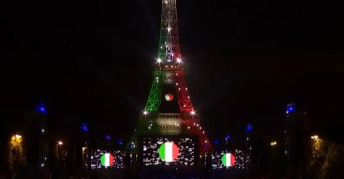 Euro Luefa Celebra Litalia La Tour Eiffel Diventa Tricolore