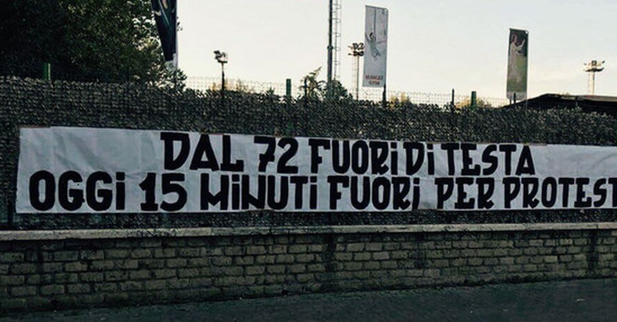 Roma Napoli Striscione Dei Fedayn Fuori 15 Minuti Per Protesta