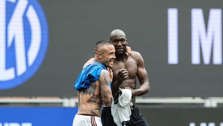 Cori Razzisti Da Nainggolan Solidariet A Lukaku E Bordata Alla Juve