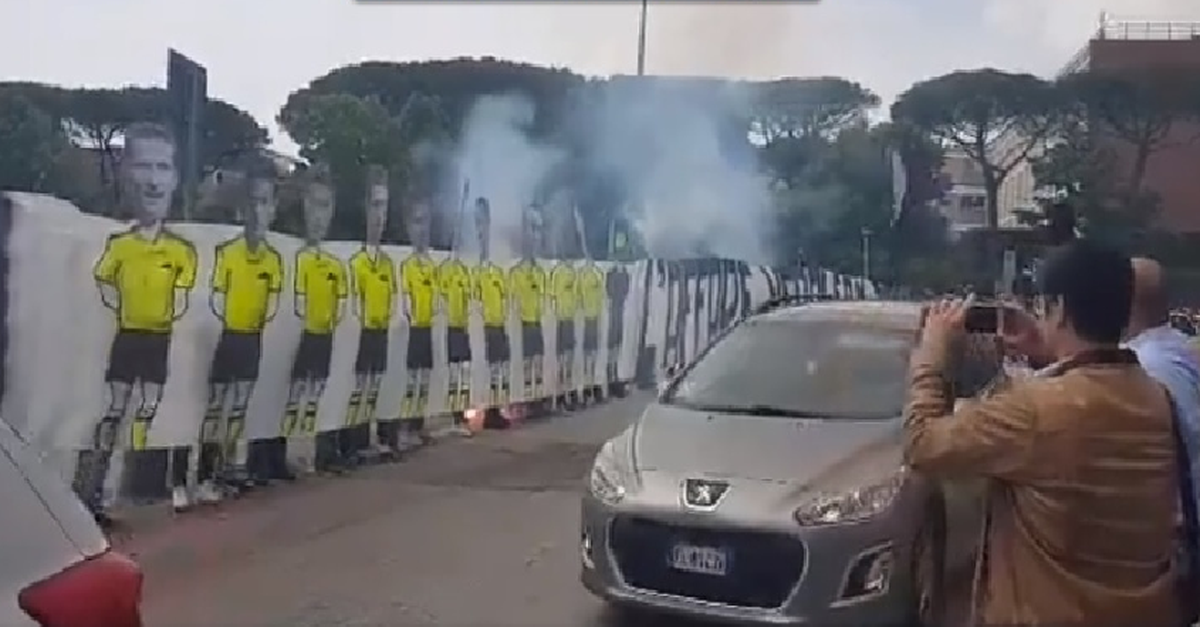 Napoli Protesta Dei Tifosi Fuori Dallo Stadio Ita Sport Press