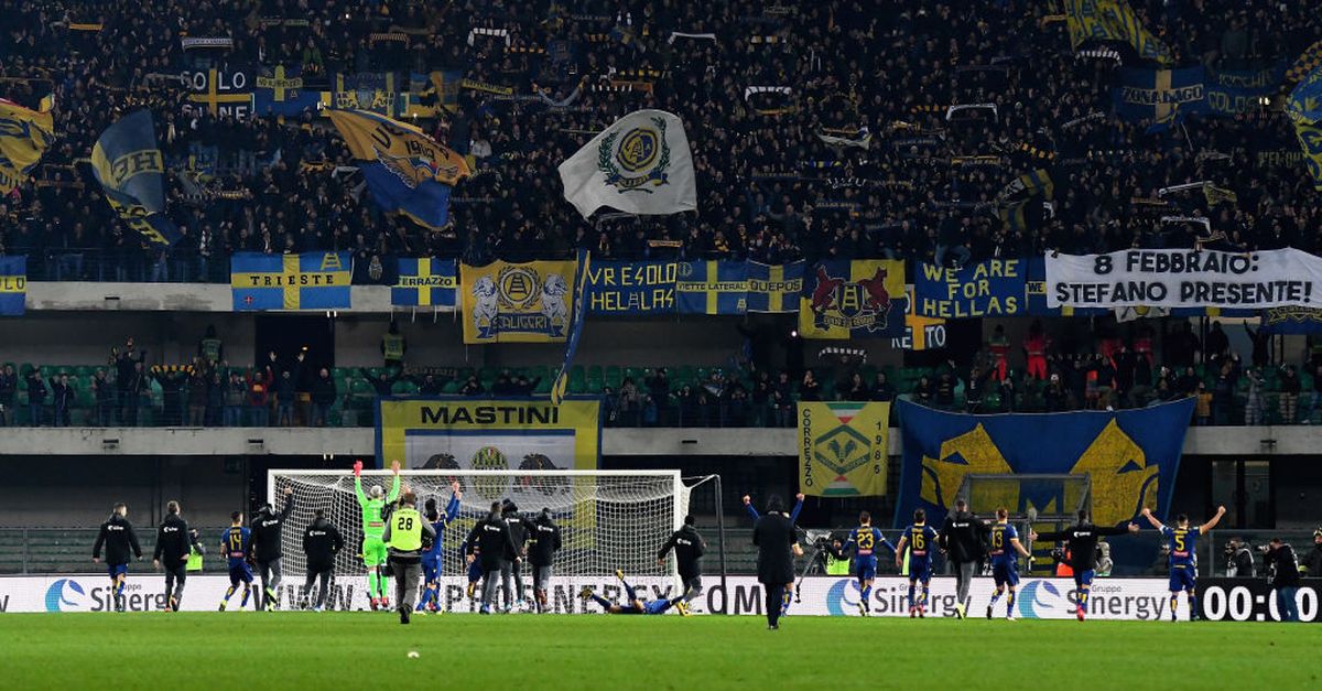 Viene giù tutto Il Verona batte la Juve 2 1 e il Bentegodi impazzisce