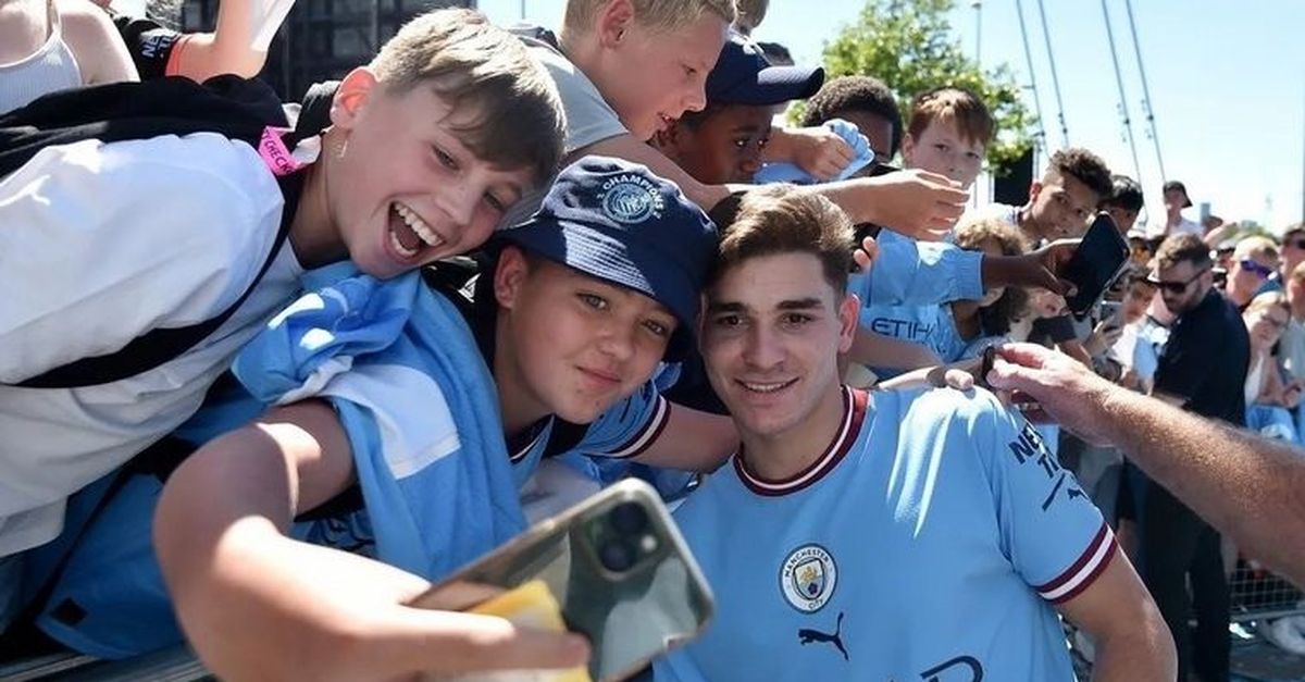 Manchester City Il Nuovo Coro Dei Tifosi Per Julian Alvarez E Il Re