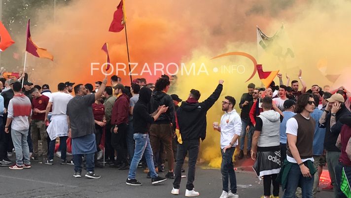 Roma Liverpool La Carica Dei Tifosi Giallorossi Cori Al Pullman E