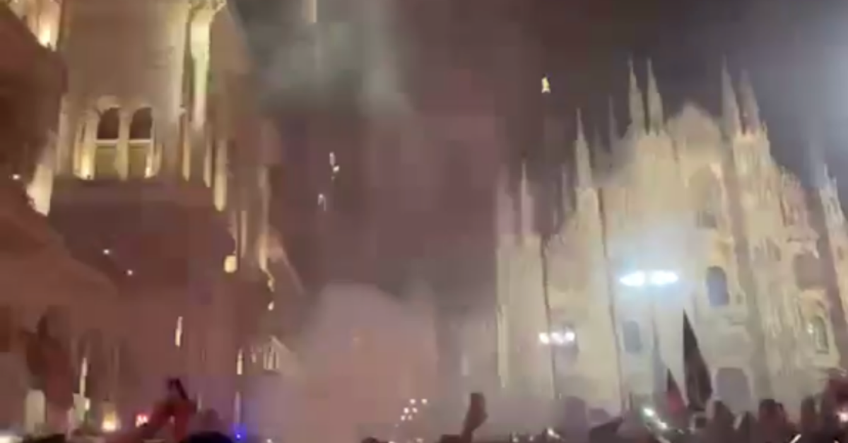 MILAN – fuochi d’artificio, fumogeni e cori: tifosi scatenati in Piazza Duomo