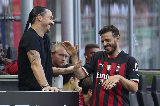 Zlatan Ibrahimovic (attaccante AC Milan) scherza con il compagno di squadra Alessandro Florenzi durante Milan-Udinese 4-2 (Serie A 2022-2023) | News (Getty Images) Ibrahimovic Florenzi AC Milan Milan-Udinese 4-2 Serie A 2022-2023