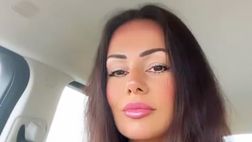 VIDEO / Erjona Sulejmani si scatena in auto: décolleté da urlo per la modella