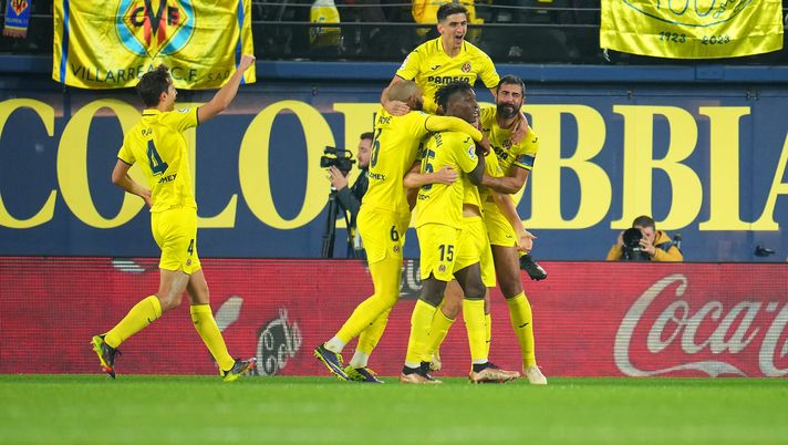VILLARREAL, SPAIN - DECEMBER 31: Juan Foyth of Villarreal CF celebrates after scoring the team's second goal with teammates during the LaLiga Santander match between Villarreal CF and Valencia CF at Estadio de la Ceramica on December 31, 2022 in Villarreal, Spain. (Photo by Aitor Alcalde/Getty Images) Il Villarreal si gode il derby: Gattuso “Noi poco concentrati sui calci piazzati” - immagine 1