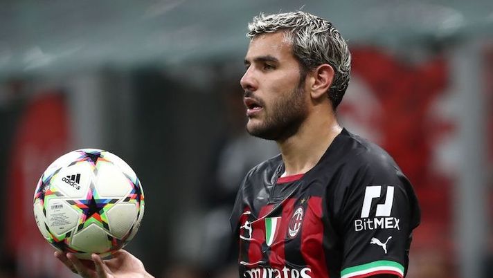 MILAN, ITALY - SEPTEMBER 14: Theo Hernandez of AC Milan looks on during the UEFA Champions League group E match between AC Milan and Dinamo Zagreb at Giuseppe Meazza Stadium on September 14, 2022 in Milan, Italy. (Photo by Marco Luzzani/Getty Images) Infortunio Theo Hernandez, Gazzetta: “Niente Empoli, cosa filtra tra Chelsea e Juve” - immagine 1