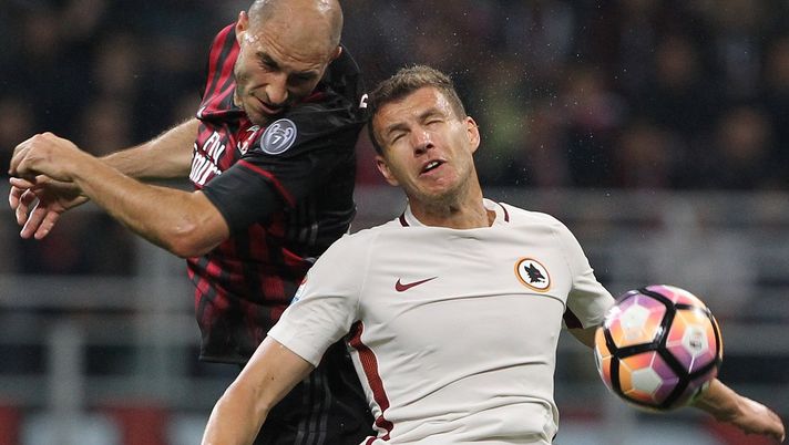 Gabriel Paletta ed Edin Dzeko durante Milan-Roma 1-4 (credits: GETTY Images) 