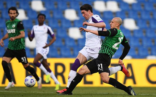 REGGIO NELL'EMILIA, ITALY - APRIL 17: Dusan Vlahovic of ACF Fiorentina and Vlad Chiriches of Sassuolo battle for the ball during the Serie A match between US Sassuolo and ACF Fiorentina at Mapei Stadium - Citta del Tricolore on April 17, 2021 in Reggio nell'Emilia, Italy. Sporting stadiums around Italy remain under strict restrictions due to the Coronavirus Pandemic as Government social distancing laws prohibit fans inside venues resulting in games being played behind closed doors. (Photo by Alessandro Sabattini/Getty Images) REGGIO NELL'EMILIA, ITALY - APRIL 17: Dusan Vlahovic of ACF Fiorentina and Vlad Chiriches of Sassuolo battle for the ball during the Serie A match between US Sassuolo and ACF Fiorentina at Mapei Stadium - Citta del Tricolore on April 17, 2021 in Reggio nell'Emilia, Italy. Sporting stadiums around Italy remain under strict restrictions due to the Coronavirus Pandemic as Government social distancing laws prohibit fans inside venues resulting in games being played behind closed doors. (Photo by Alessandro Sabattini/Getty Images)
