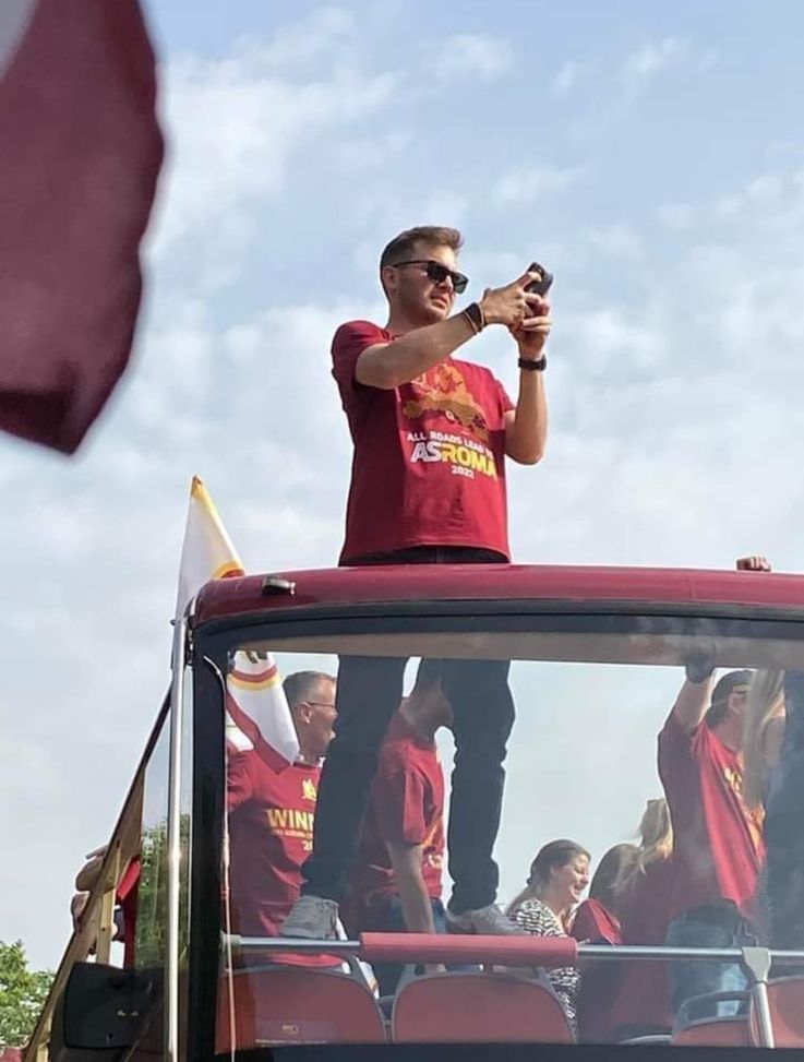 Festa Roma, termina il corteo: 100.000 tifosi in piazza. Mancini e Zaniolo scatenati- immagine 4