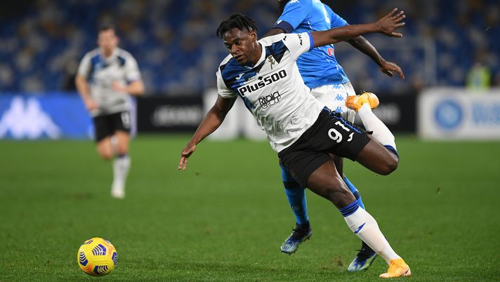 NAPLES, ITALY - FEBRUARY 03: Duvan Zapata of Atalanta B.C. battles for possession with Tiemoue Bakayoko of SSC Napoli during the Coppa Italia match between SSC Napoli and Atalanta BC at Stadio Diego Armando Maradona on February 03, 2021 in Naples, Italy. Sporting stadiums around Italy remain under strict restrictions due to the Coronavirus Pandemic as Government social distancing laws prohibit fans inside venues resulting in games being played behind closed doors. (Photo by Francesco Pecoraro/Getty Images) 
