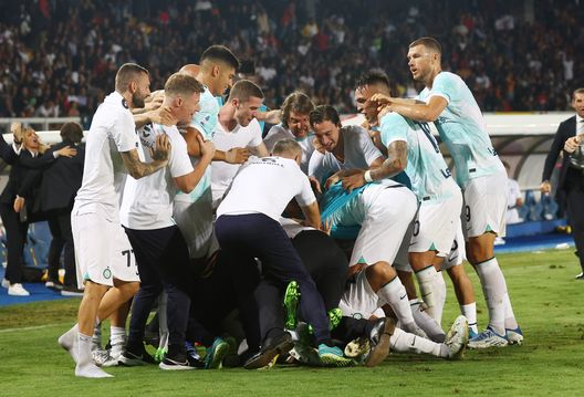 LECCE, ITALY - AUGUST 13: Denzel Dumfries of Inter celebrates the winning goal with his coach Simone Inzaghi during the Serie A match between US Lecce and FC Internazionale at Stadio Via del Mare on August 13, 2022 in Lecce, Italy. (Photo by Maurizio Lagana/Getty Images) ESCLUSIVA A. Paganin: “Scudetto, lotta a tre. L’Inzaghi 2.0 mi piace. Presto Gosens al top”- immagine 2