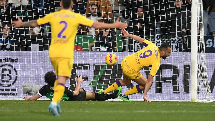 REGGIO NELL'EMILIA, ITALY - FEBRUARY 26: Arthur Cabral of ACF Fiorentina celebrates after scoring the 1-1 goal during the Serie A match between US Sassuolo and ACF Fiorentina at Mapei Stadium - Citta' del Tricolore on February 26, 2022 in Reggio nell'Emilia, Italy. (Photo by Alessandro Sabattini/Getty Images) REGGIO NELL'EMILIA, ITALY - FEBRUARY 26: Arthur Cabral of ACF Fiorentina celebrates after scoring the 1-1 goal during the Serie A match between US Sassuolo and ACF Fiorentina at Mapei Stadium - Citta' del Tricolore on February 26, 2022 in Reggio nell'Emilia, Italy. (Photo by Alessandro Sabattini/Getty Images)