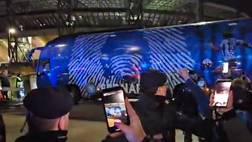 Il Napoli è arrivato al Maradona, l’accoglienza dei tifosi a Fuorigrotta