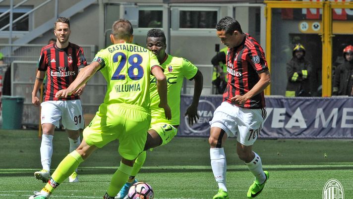 Carlos Bacca tra Daniele Gastadello e Ibrahima Mbaye durante Milan-Bologna (credits: acmilan.com) Carlos Bacca tra Daniele Gastadello e Ibrahima Mbaye durante Milan-Bologna (credits: acmilan.com)