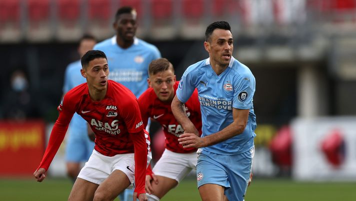 ALKMAAR, NETHERLANDS - MARCH 21: Eran Zahavi of PSV battles for the ball with Tijjani Reijnders and Jesper Karlsson of AZ Alkmaar during the Dutch Eredivisie match between AZ Alkmaar and PSV Eindhoven at AFAS-Stadium on March 21, 2021 in Alkmaar, Netherlands. (Photo by Dean Mouhtaropoulos/Getty Images) Non solo Terzic: Bologna e Fiorentina si sfidano per due giocatori dell’AZ - immagine 1