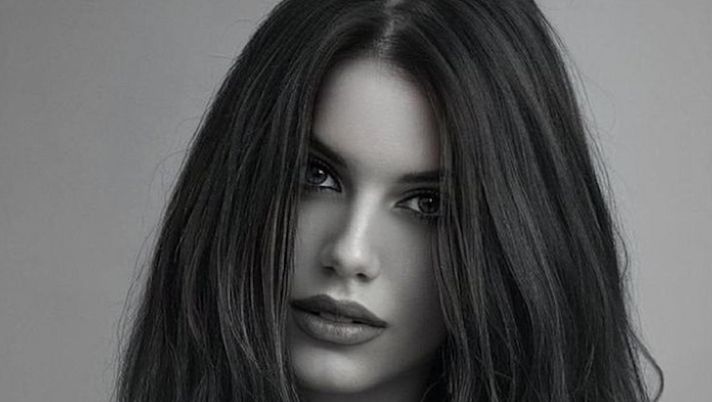 Foto: Instagram Antonella Fiordelisi: “Ho una doppia personalità”. E la scollatura è da paura - immagine 1