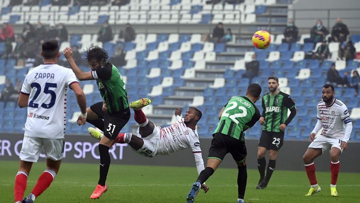 REGGIO NELL'EMILIA, ITALY - NOVEMBER 21: Keita of Cagliari Calcio scores the 1-1 goal during the Serie A match between US Sassuolo and Cagliari Calcio at Mapei Stadium - Citta' del Tricolore on November 21, 2021 in Reggio nell'Emilia, Italy. (Photo by Alessandro Sabattini/Getty Images) Pagelle Sassuolo – Cagliari 2-2: gol e emozioni nel lunch-match – Voti Fantacalcio - immagine 1