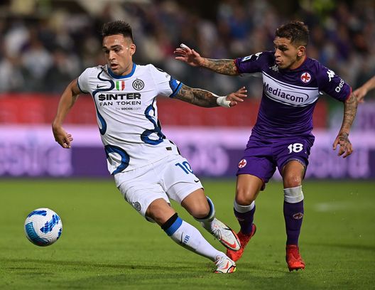 FLORENCE, ITALY - SEPTEMBER 21: Lautaro Martinez of FC Internazionale competes for the ball with Lucas Torreira of ACF Fiorentina during the Serie A match between ACF Fiorentina v FC Internazionale at Stadio Artemio Franchi on September 21, 2021 in Florence, Italy. (Photo by Mattia Ozbot - Inter/Inter via Getty Images) FLORENCE, ITALY - SEPTEMBER 21: Lautaro Martinez of FC Internazionale competes for the ball with Lucas Torreira of ACF Fiorentina during the Serie A match between ACF Fiorentina v FC Internazionale at Stadio Artemio Franchi on September 21, 2021 in Florence, Italy. (Photo by Mattia Ozbot - Inter/Inter via Getty Images)