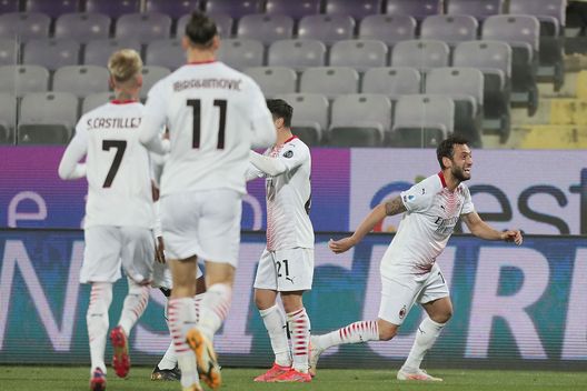 Milan, l'esultanza di Calhanoglu e dei rossoneri a Firenze Milan, l'esultanza di Calhanoglu e dei rossoneri a Firenze