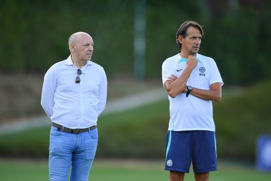COMO, ITALY - AUGUST 01: (L-R) CEO Giuseppe Marotta of FC Internazionale and head coach Simone Inzaghi of FC Internazionale look on during the FC Internazionale training session at the club's training ground Suning Training Center at Appiano Gentile on August 01, 2022 in Como, Italy. (Photo by Mattia Pistoia - Inter/Inter via Getty Images) Calendario fitto e impegni ravvicinati: la proposta di Marotta- immagine 2