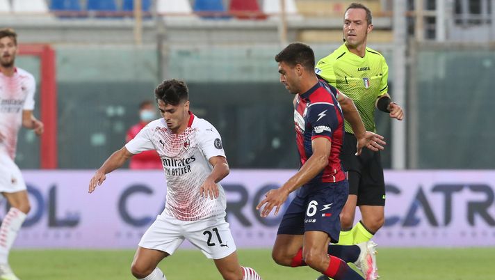 CROTONE, ITALY - SEPTEMBER 27: Lisandro Magallan of Crotone competes for the ball with Diaz Brahim of Milan during the Serie A match between FC Crotone and AC Milan at Stadio Comunale Ezio Scida on September 27, 2020 in Crotone, Italy. (Photo by Maurizio Lagana/Getty Images) 