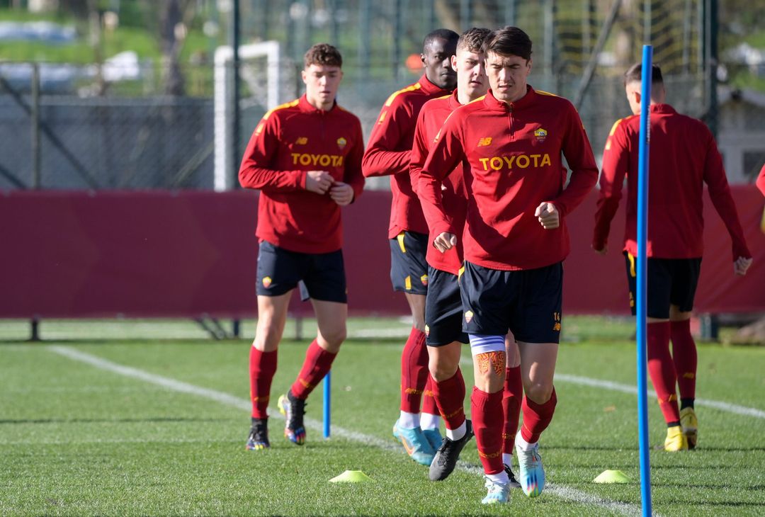 Roma, allenamento in vista del Genova. Mourinho parla con Solbakken – FOTO GALLERY - immagine 20