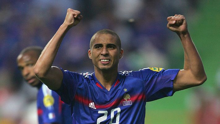 LEIRIA, PORTUGAL - JUNE 17: David Trezeguet of France celebrates after scoring the second goal during the UEFA Euro 2004, Group B match between Croatia and France at the Dr Magalhaes Pessoa Stadium on June 17, 2004 in Leiria, Portugal. (Photo by Jamie McDonald/Getty Images) Qatar, Trezeguet: “Francia candidata numero 1 al Mondiale, ma stavolta tifo Argentina…” - immagine 1