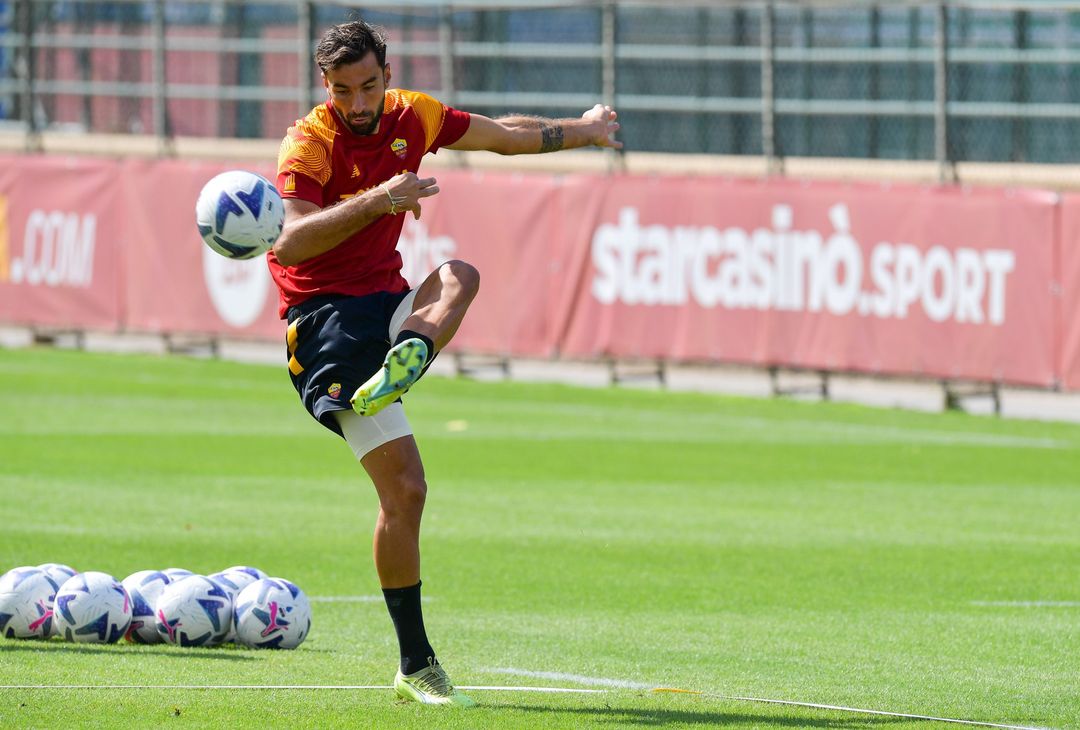 La Roma lavora sotto il sole di Trigoria – FOTO GALLERY - immagine 17