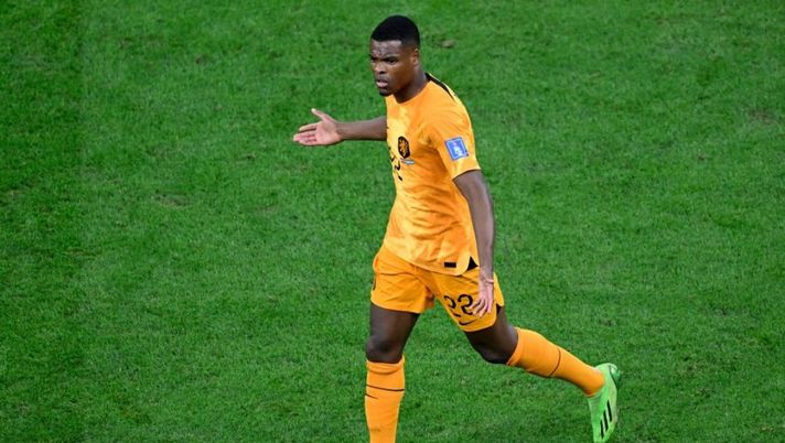 Netherlands' defender #22 Denzel Dumfries reacts during the Qatar 2022 World Cup quarter-final football match between The Netherlands and Argentina at Lusail Stadium, north of Doha on December 9, 2022. (Photo by PATRICIA DE MELO MOREIRA / AFP) (Photo by PATRICIA DE MELO MOREIRA/AFP via Getty Images) La Gazzetta distrugge Dumfries: “Ecco il voto, una follia come contro la Juve” - immagine 1