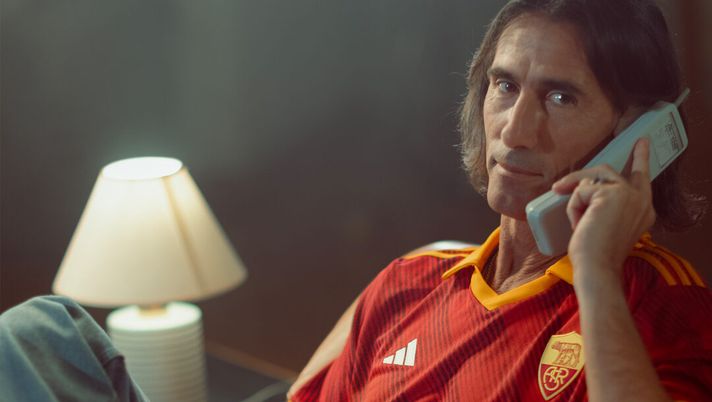 Roma, in vendita la maglia per il derby: “Sul cuore lo stemma della tradizione” FOTO - immagine 1