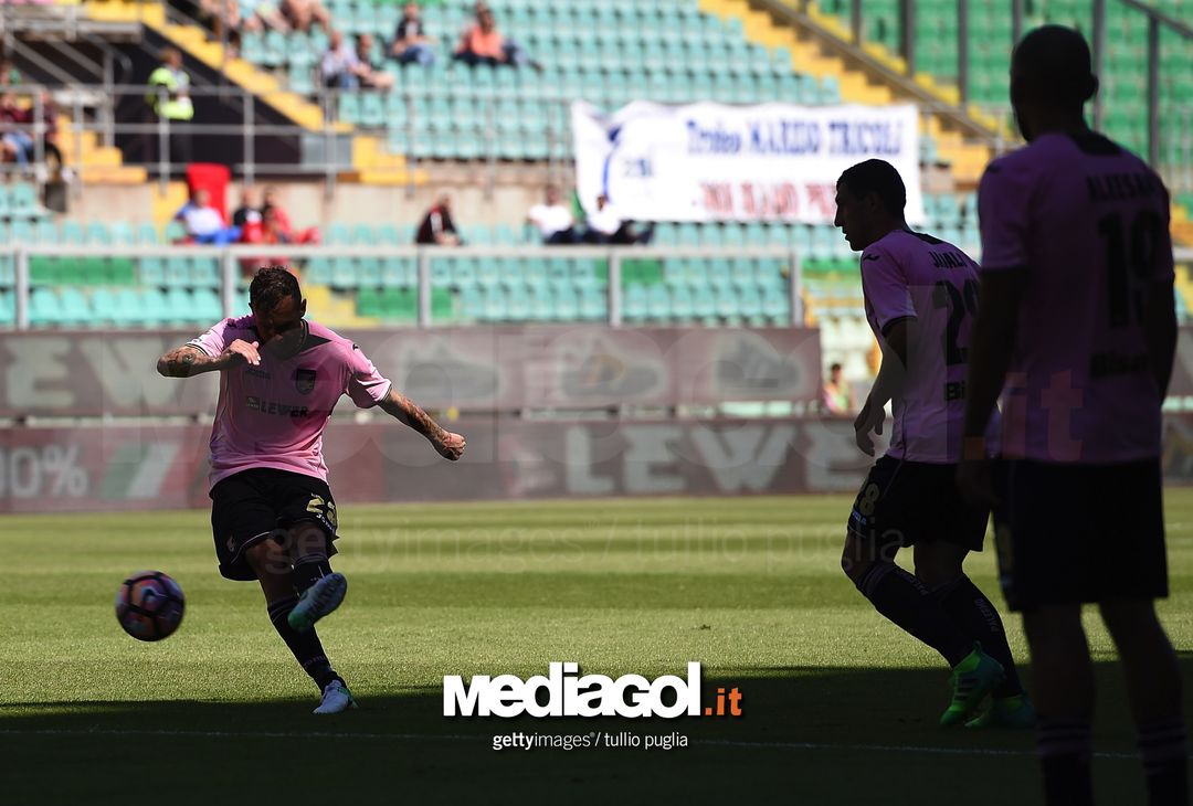  PALERMO, ITALY - APRIL 30:  Alessandro Diamanti of Palermo scores the opening goal during the Serie A match between US Citta di Palermo and ACF Fiorentina at Stadio Renzo Barbera on April 30, 2017 in Palermo, Italy.  (Photo by Tullio M. Puglia/Getty Images) 