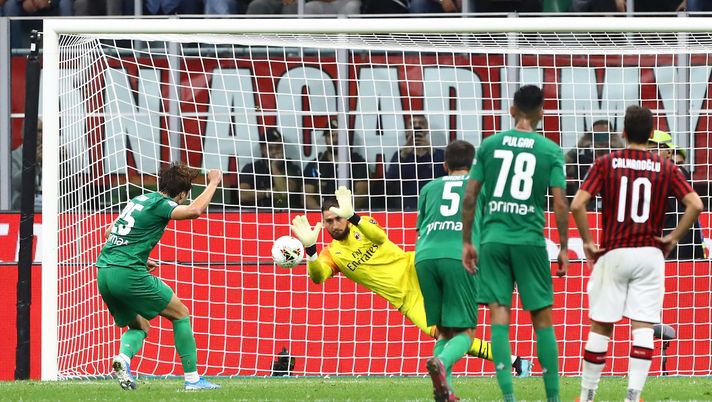 Milan-Fiorentina 1-3: Gianluigi Donnarumma para il rigore di Federico Chiesa (credits: GETTY Images) 