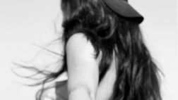 Erjona Sulejmani, topless da urlo. Un fan chiede: “Chi è il fortunato?”. Lei risponde così