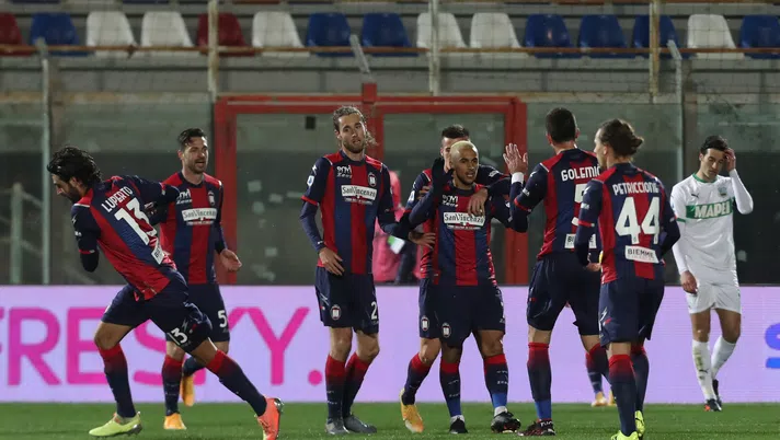 CROTONE, ITALY - FEBRUARY 14: Adam Ounas of Crotone celebrates after scoring his team's equalizing goal during the Serie A match between FC Crotone  and US Sassuolo at Stadio Comunale Ezio Scida on February 14, 2021 in Crotone, Italy. (Photo by Maurizio Lagana/Getty Images)