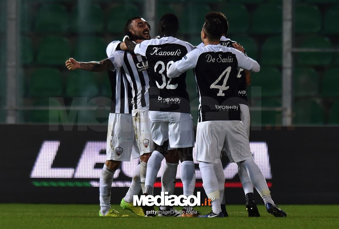  PALERMO, ITALY - FEBRUARY 27:  Tommaso Bianchi of Ascoli celebrates with team mates after scoring the opening goal during the Serie B match between US Citta di Palermo and Ascoli Picchio on February 27, 2018 in Palermo, Italy.  (Photo by Tullio M. Puglia/Getty Images) 